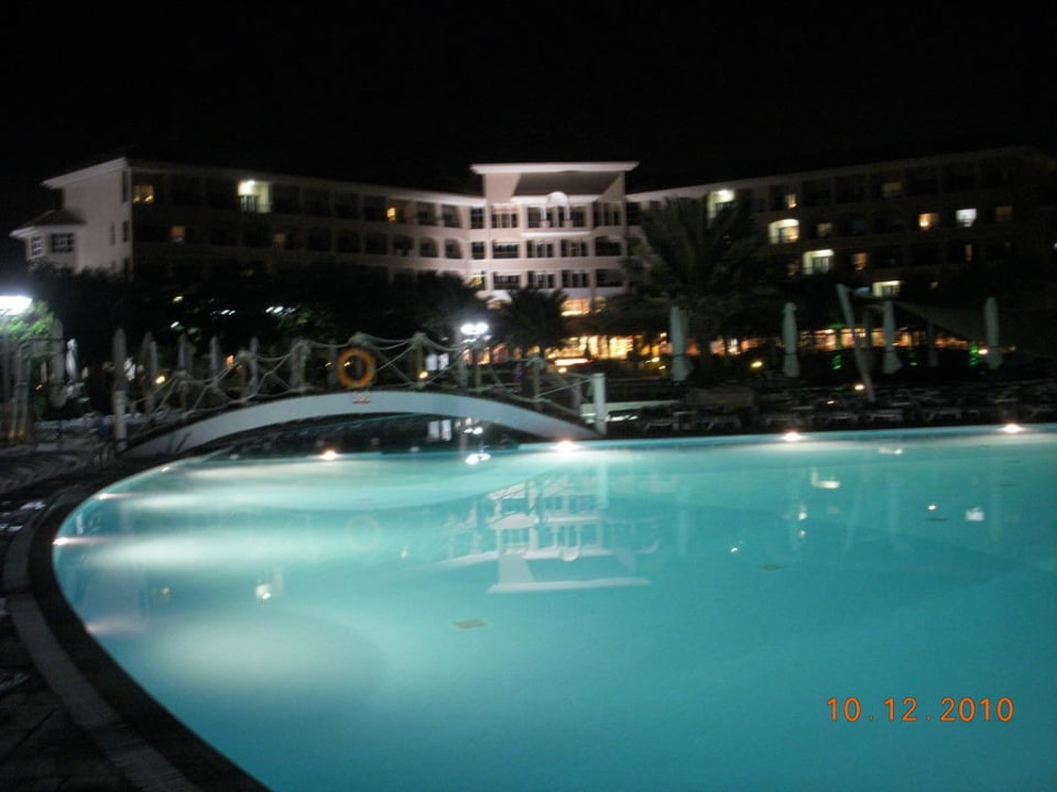 Pool bei Nacht  Fujairah Rotana Resort & Spa