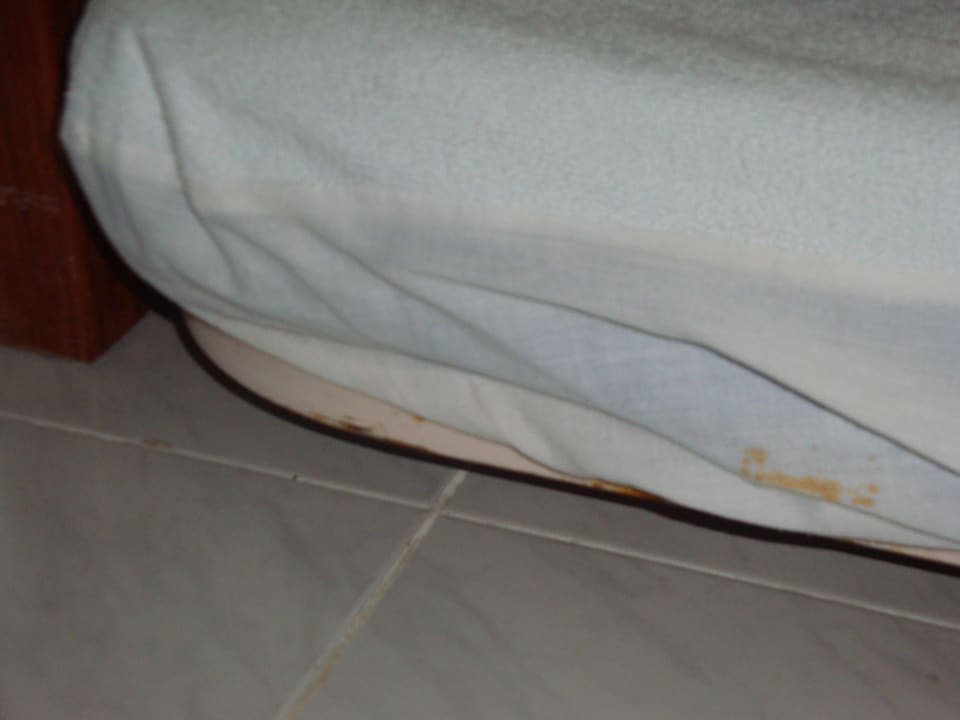 Dreckiges Laken - Ausziehmatraze unter der Couch Hotel Europalace