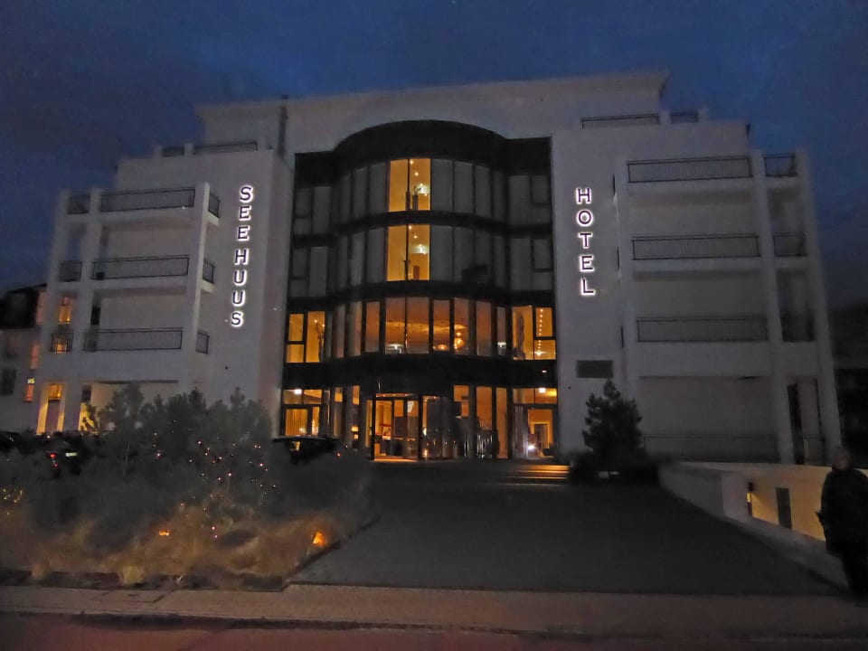 Von der Straßenseite SeeHuus Hotel