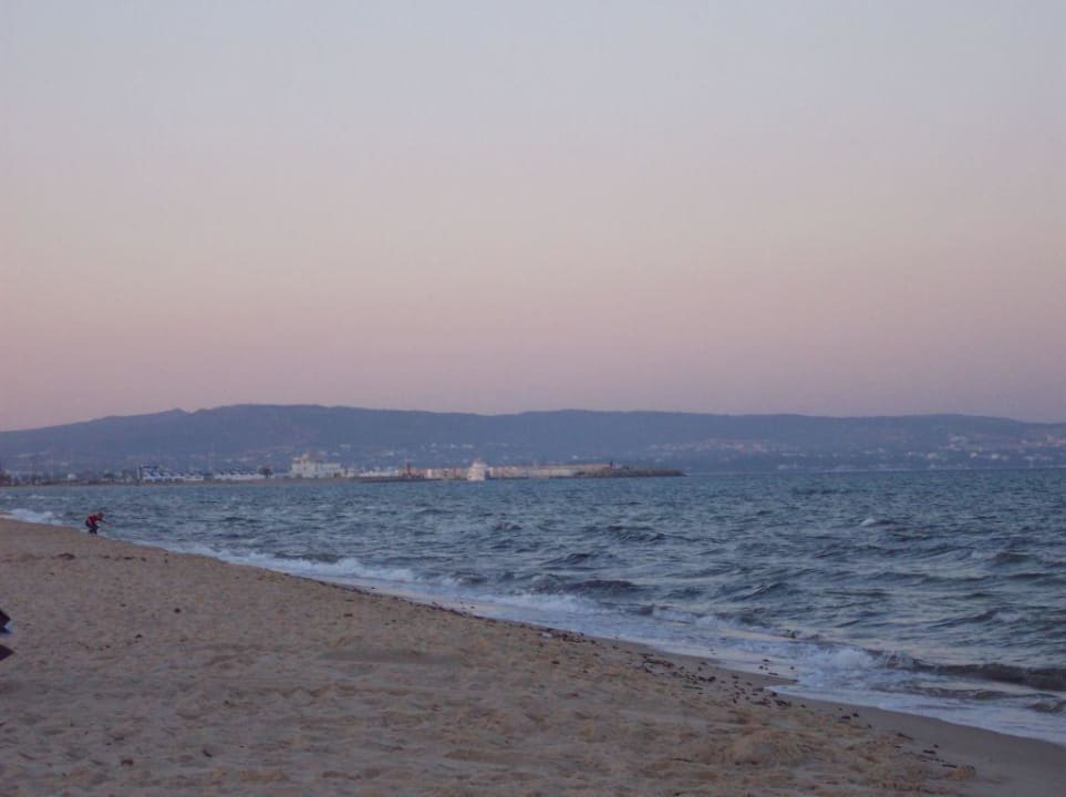 Der Hotel Strand nach dem Sonnenuntergang TUI MAGIC LIFE Africana
