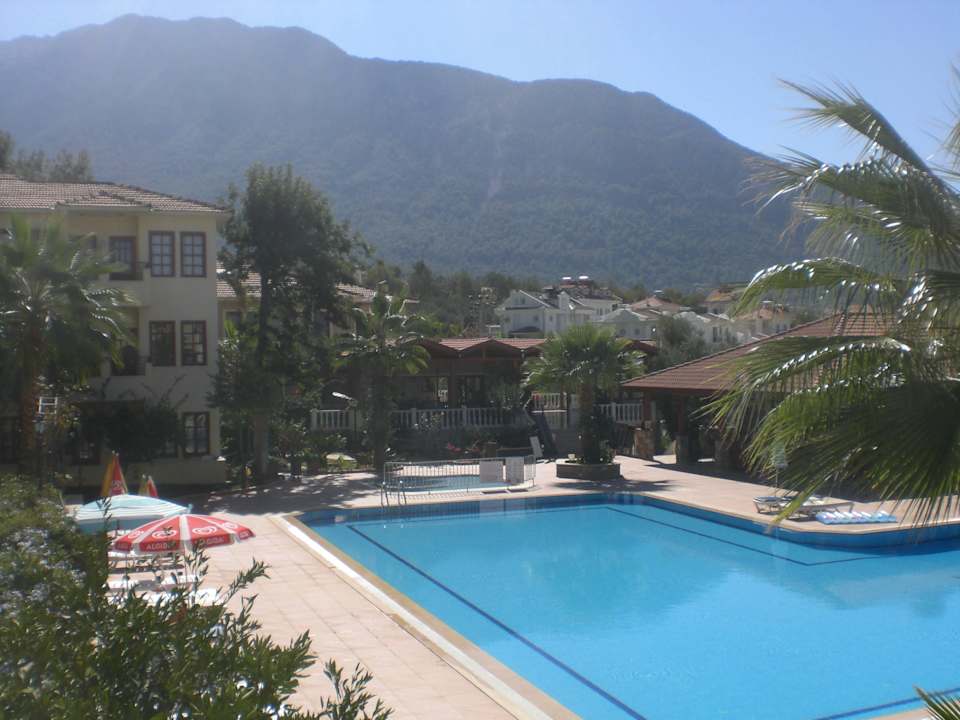 Blick vom Zimmer über den Pool Hotel Celay