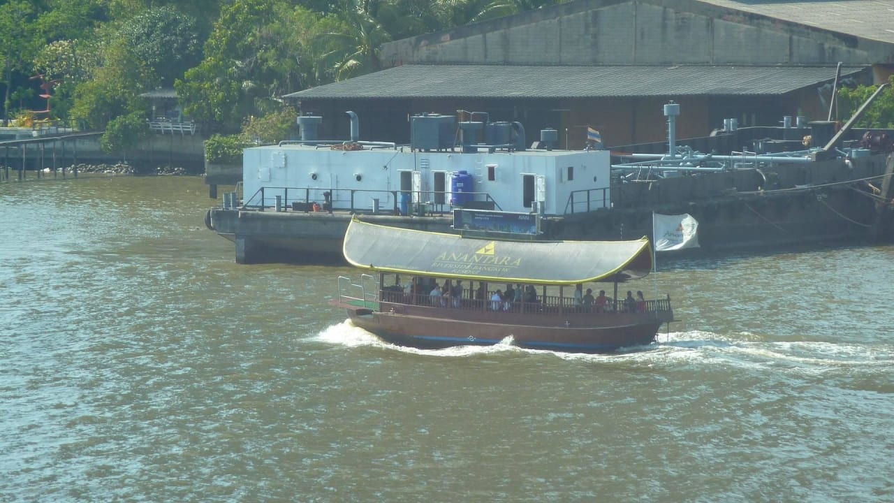 Eines der Shuttleboote am Fluss Ramada Plaza by Wyndham Bangkok Menam Riverside