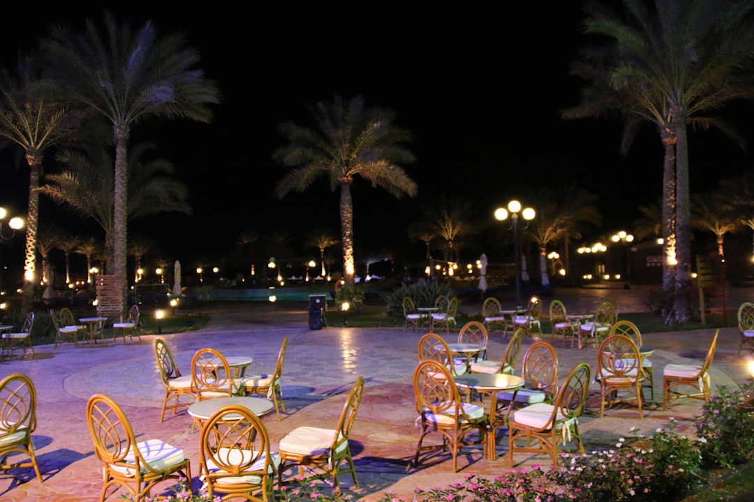 Lobbybereich (außen) am Abend Swisstouch Oriental Resort Marsa Alam