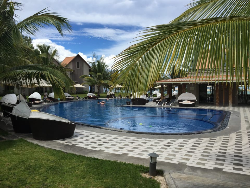 Der Hotelpool Crystals Beach Resort Belle Mare, a member of Radisson Individuals