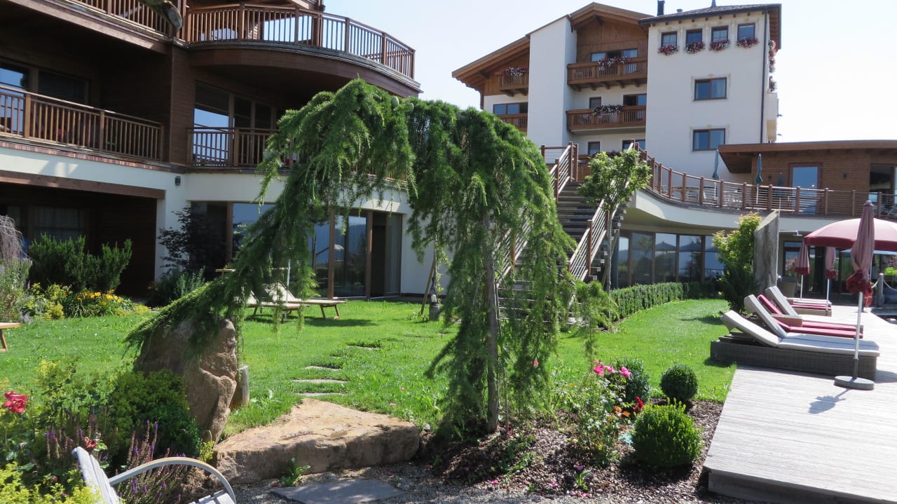 Herrliche Außenanlage Hotel Chalet Mirabell