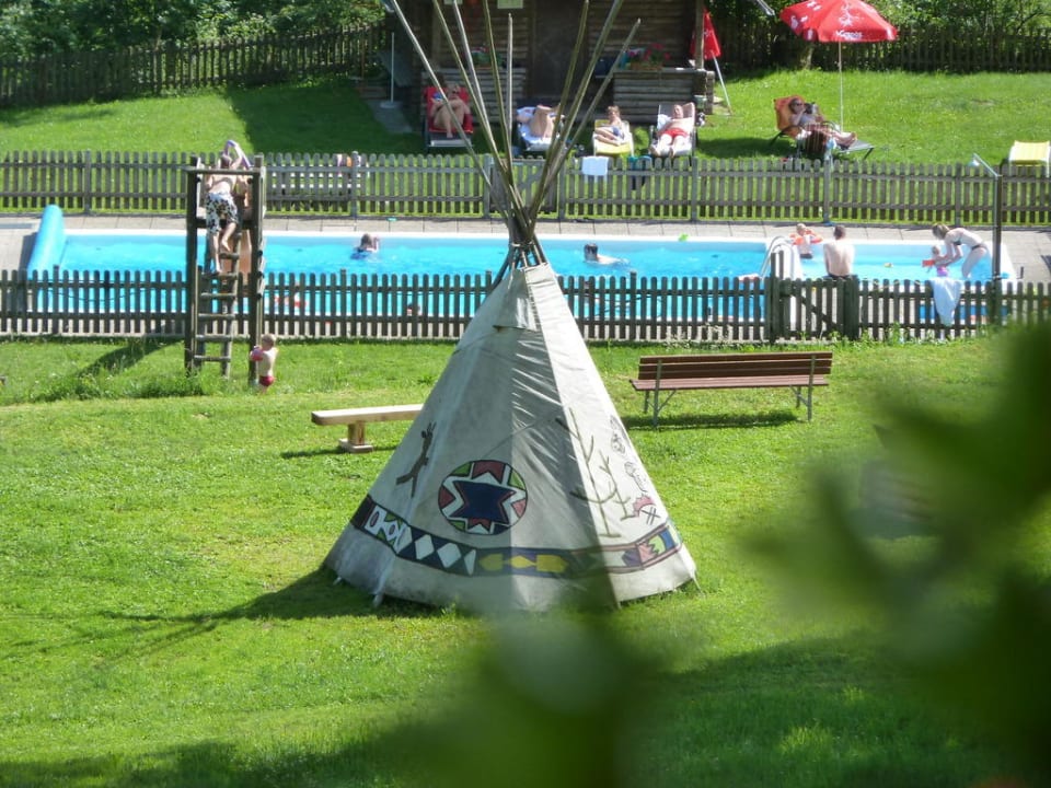 Pool und Indianerplatz Familienhotel Ramsi