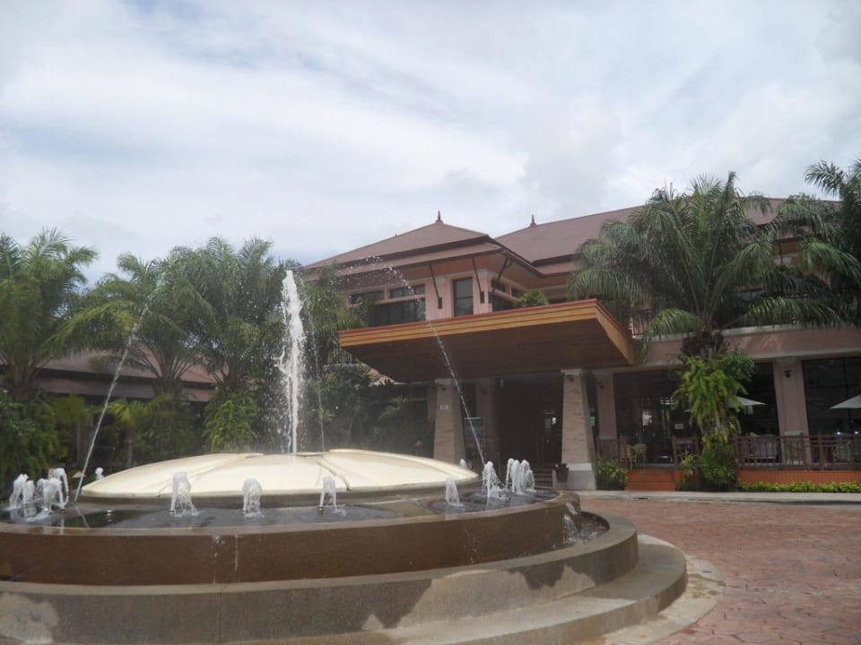Фонтан напротив отеля Alpina Phuket Nalina