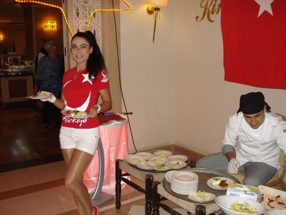 Kitty am Eingang Restaurant  Aydinbey Kings Palace & Spa