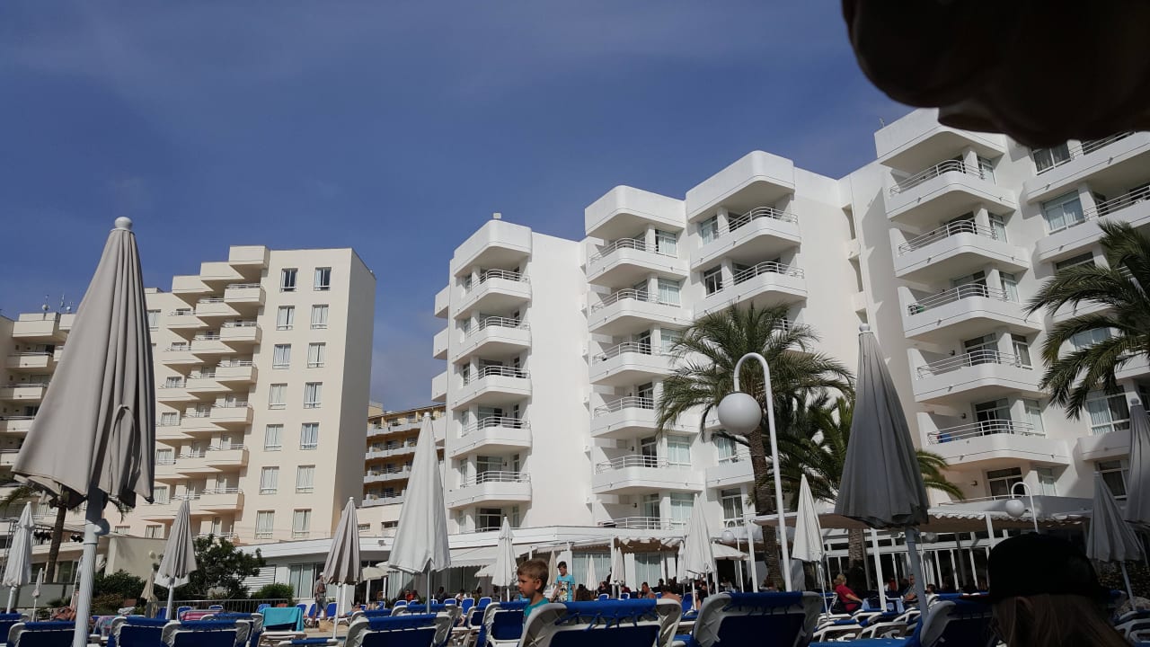 Vom Pool hat man diesen Blick auf das Hotel. Hotel Palia Sa Coma Playa