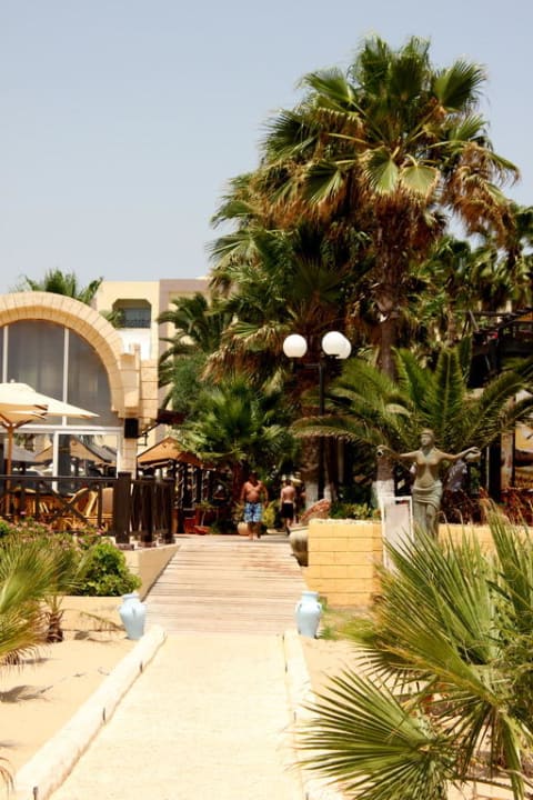 Allée entre la plage et l'aire de l'hôtel Hotel Paradis Palace