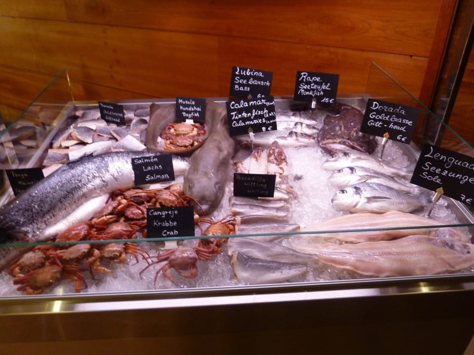 Zusätzliche Fischauswahl beim Abendessen. Top Hotel Girasol