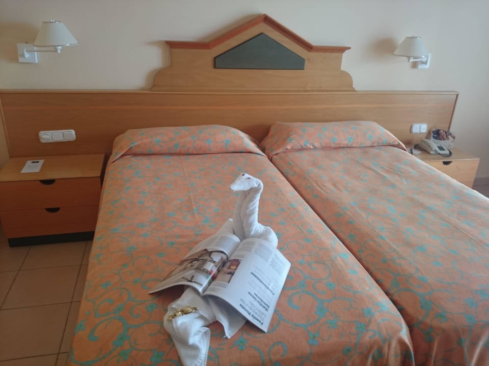 Hotelbett und Tier von Putzfrau gemacht  Iberostar Selection Fuerteventura Palace