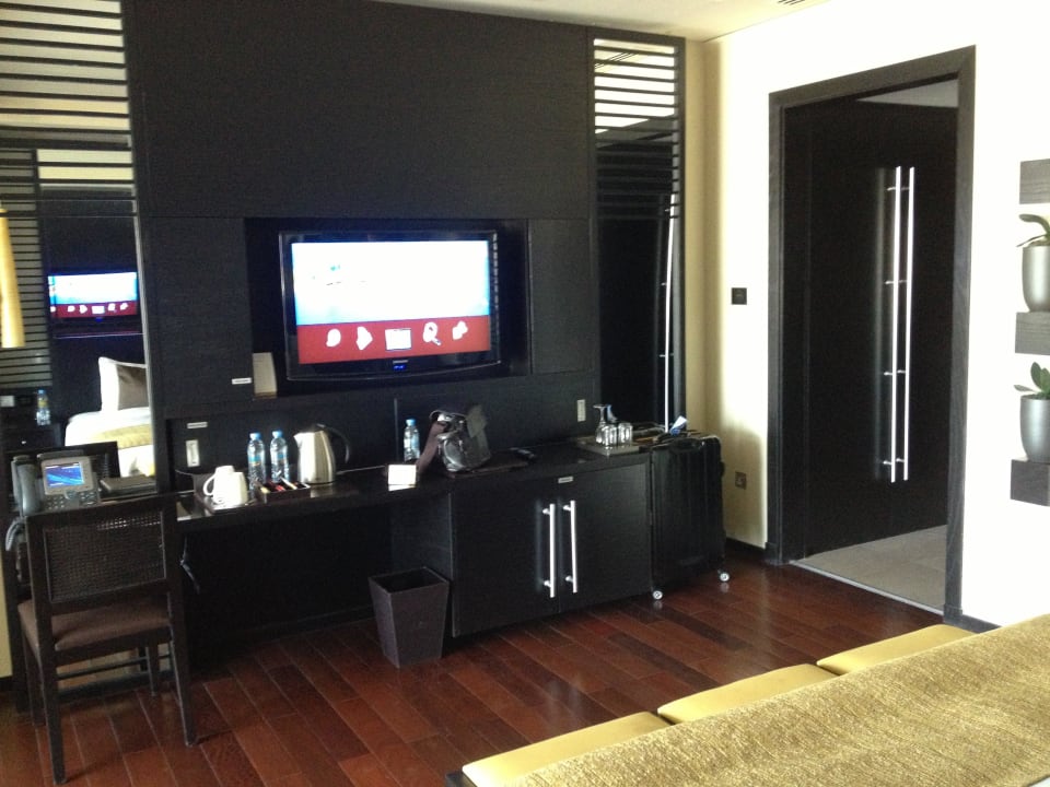 Minibar und TV Deluxezimmer Rixos The Palm Hotel & Suites