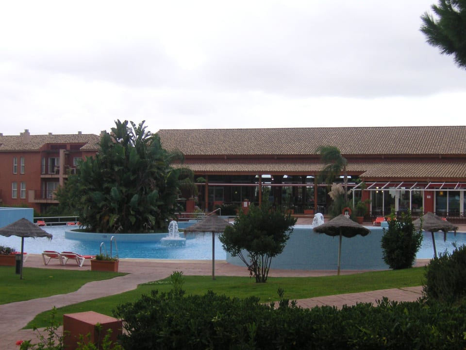 Pool und Haupthaus Ilunion Sancti Petri