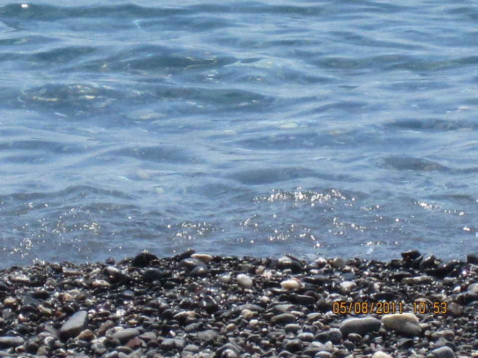 Klares Meer und Kiesstrand Dimitra Beach Hotel & Suites