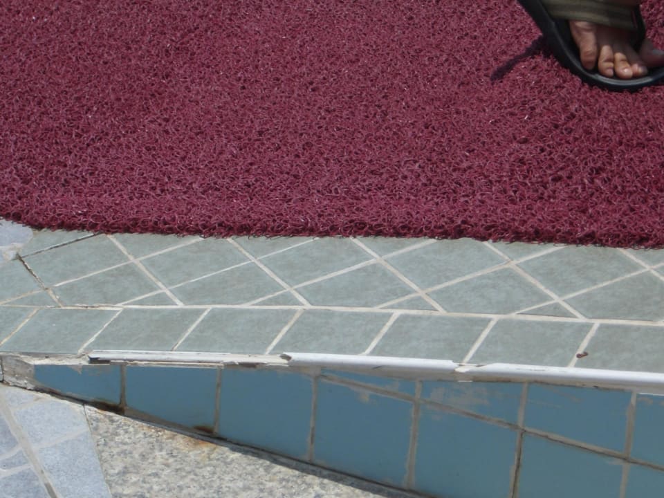 Scharfkantige Kunstoffleisten im Poolbereich VONRESORT Golden Beach