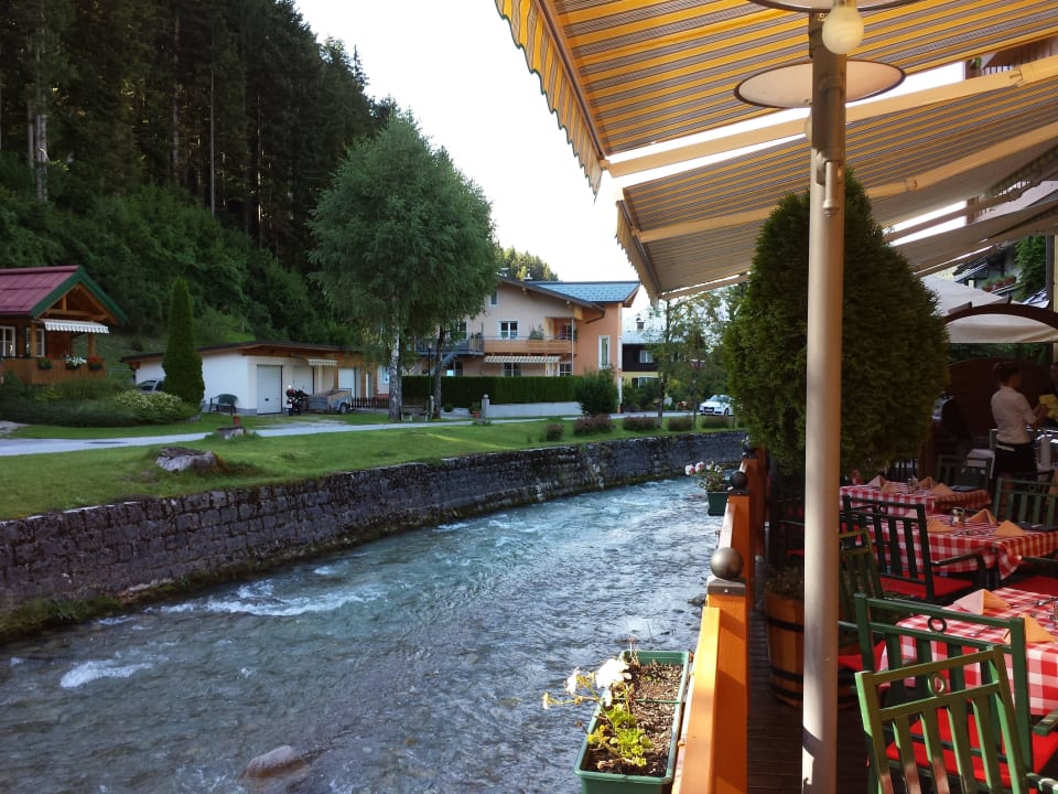 Den Blick hat man von der Terrasse Sporthotel Dachstein West