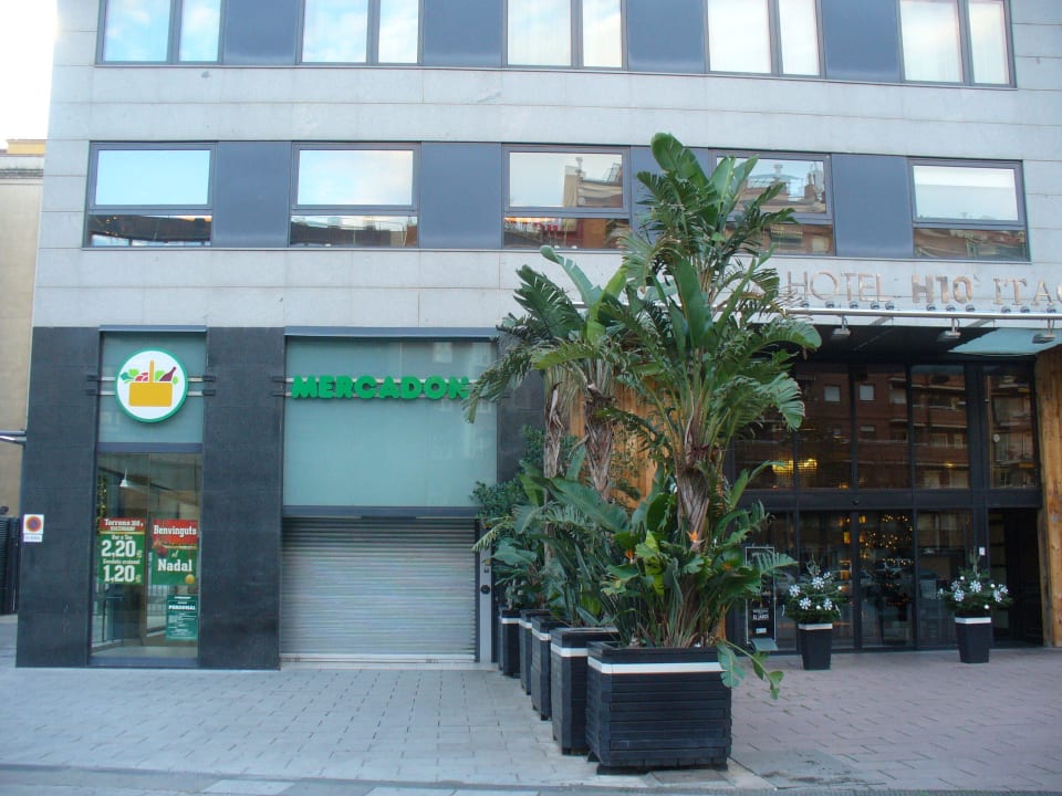 Supermarkteingang neben dem  Haupteingang H10 Itaca