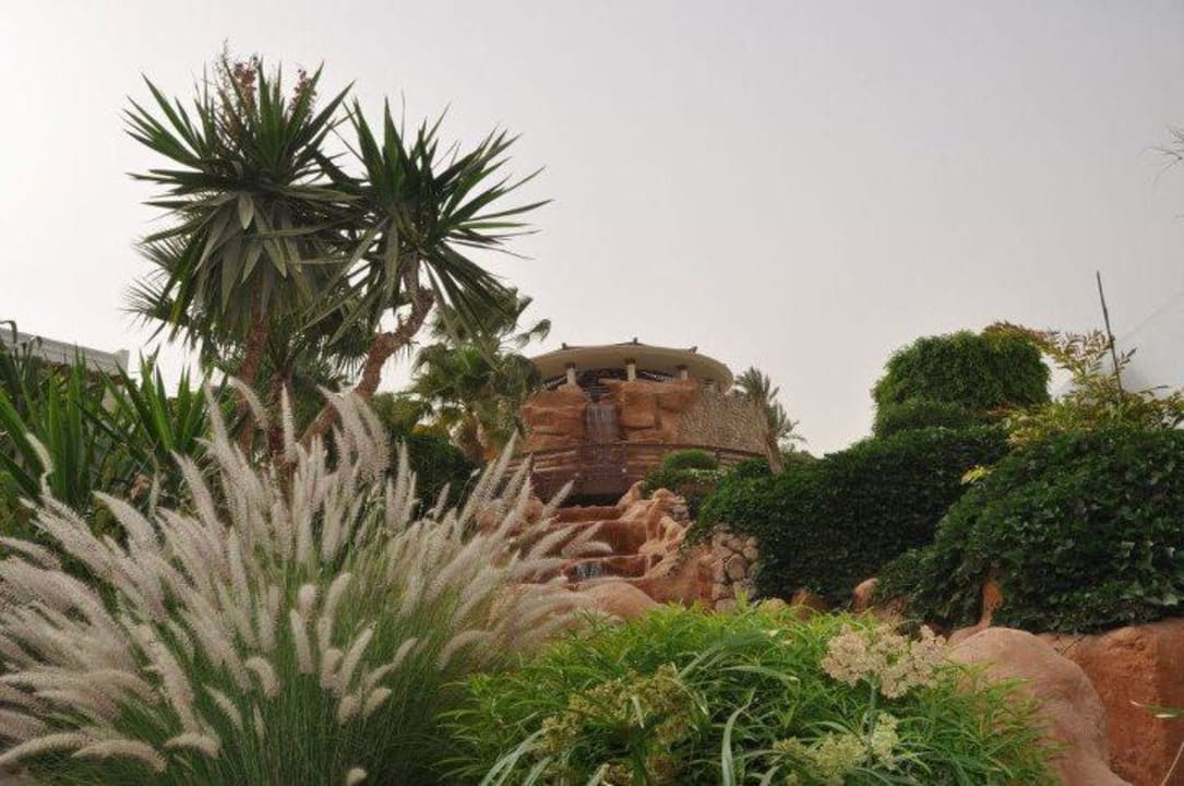 Schöne grüne Anlage mit Wasserfall Renaissance Sharm El Sheikh Golden View Beach Resort