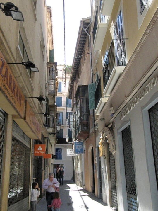 Gasse zum Hotel Hostal Brondo