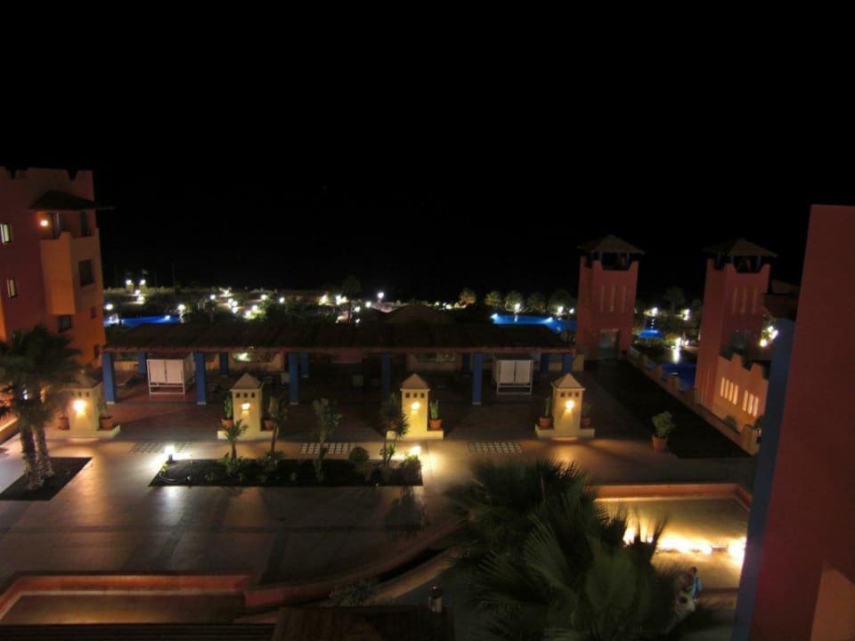 Innenhof bei Nacht vom Balkon Hotel H10 Tindaya