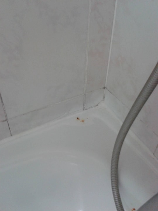 Rost und Schimmel an der Badewanne und den Fliesen Hotel Surf Mar