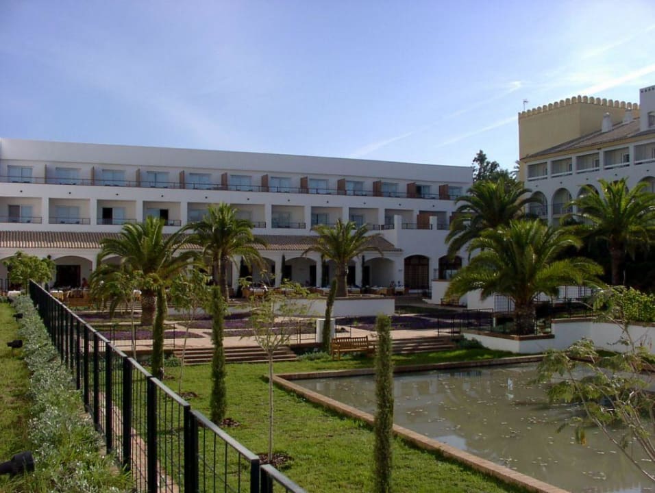 Blick auf die Terrasse des Hotelrestaurants Fuerte Conil-Resort