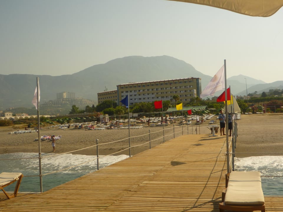 Blick vom Steg auf das Dinler Kırbıyık Resort Hotel - Alanya