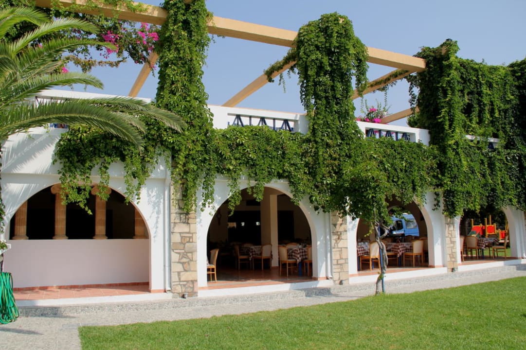 Blick auf Gartenterrasse und Speiseraum Ekaterini Hotel
