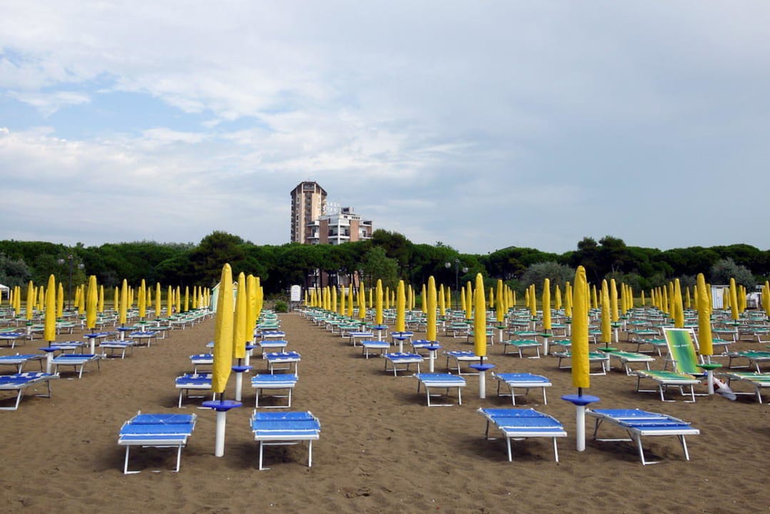 Вид на отель со стороны пляжа Hotel Beau Rivage Pineta
