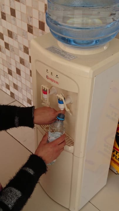 Sein Wasser muss man sich in Flaschen selbst befüllen Side Win Hotel & Spa