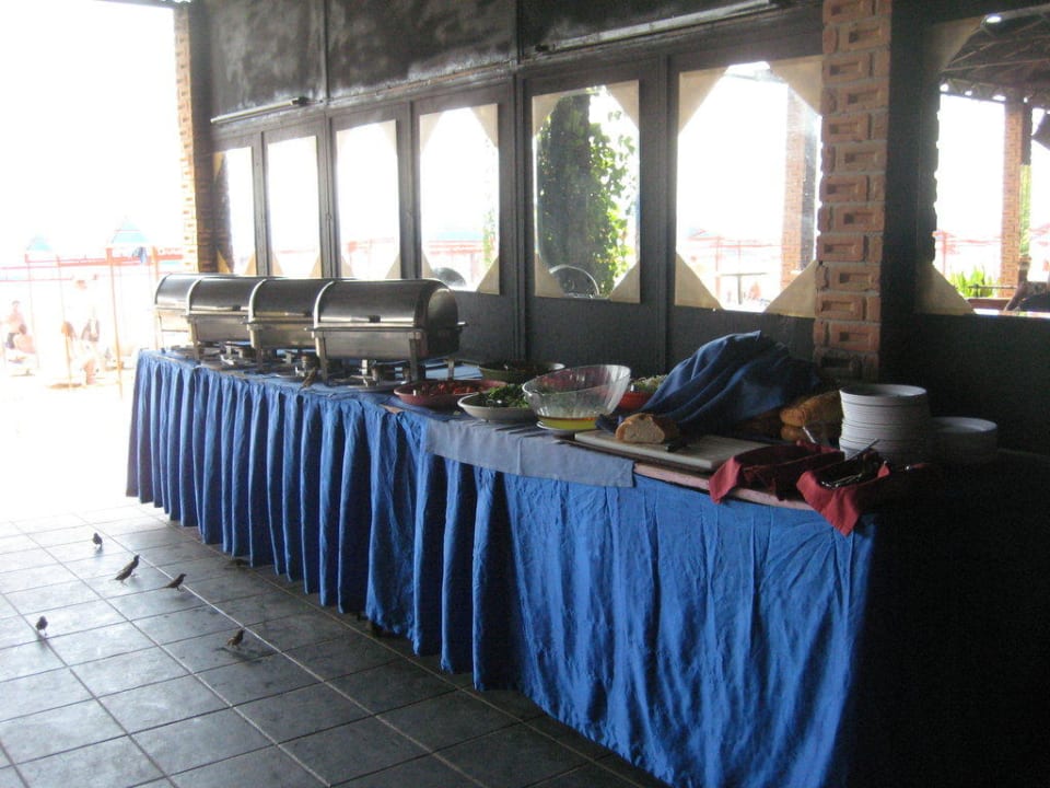 Snacks an der Strandbar Club Turtas Beach Hotel