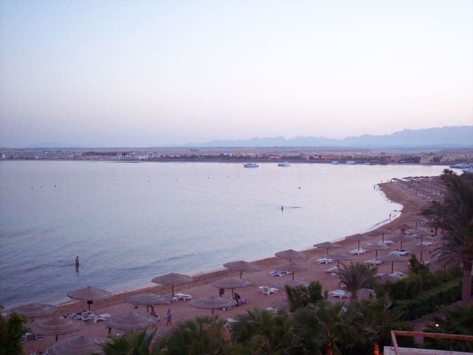 Strand des Old Wing mit Blick a. d. Makadi Bay Fort Arabesque Resort, Spa & Villas