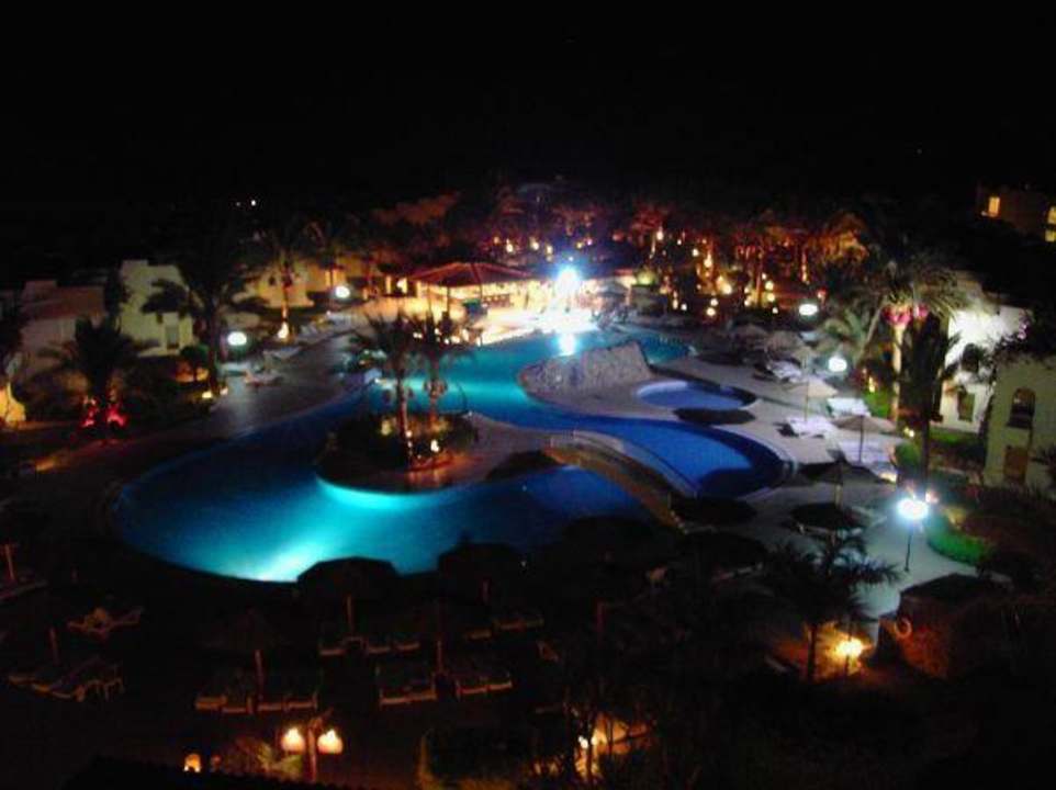 Pool bei Nacht Palm Beach Resort