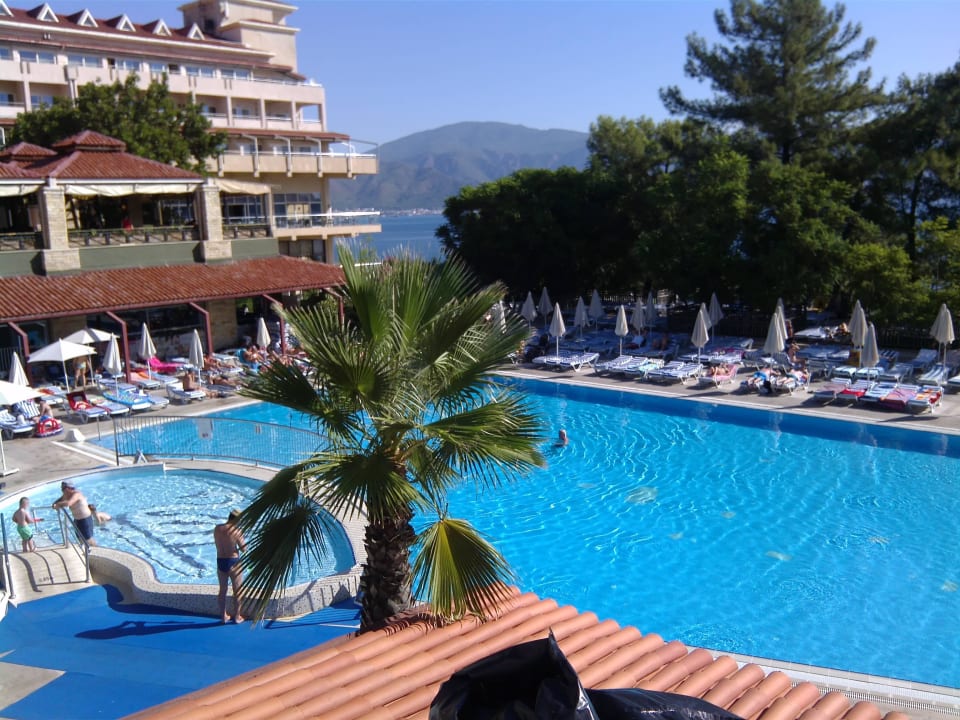 Blick über den Pool zum Meer Labranda Mares Marmaris
