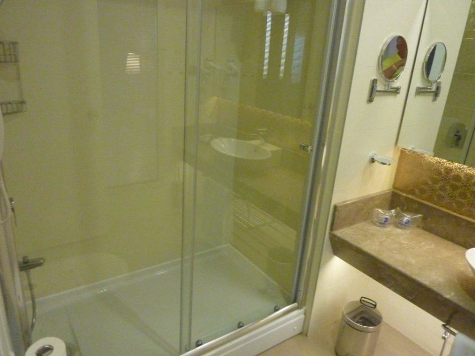 Doppeltdusche mit Regenwaldbrause Kirman Belazur Resort & Spa