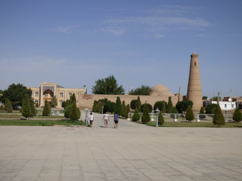 Links ist das Hotel zu sehen Hotel Malika Khiva