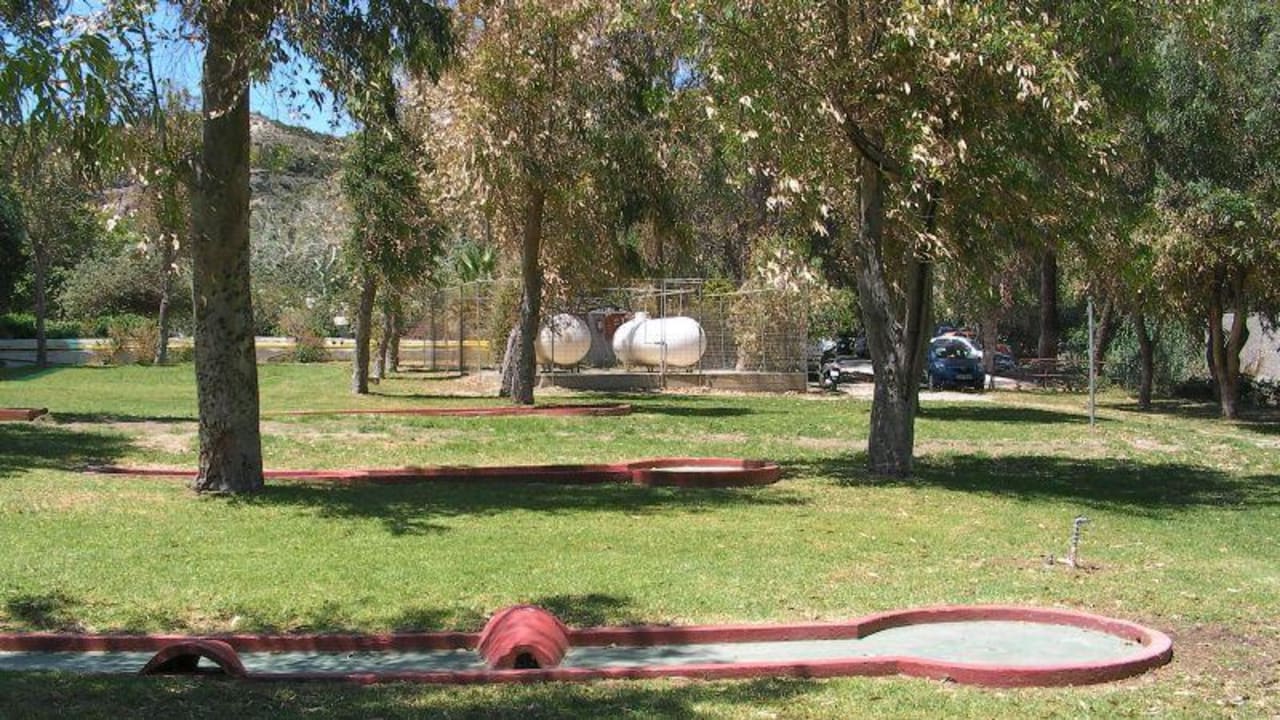 Gasanlage & Parkplatz neben dem Kinderspielplatz Hotel Calypso Beach