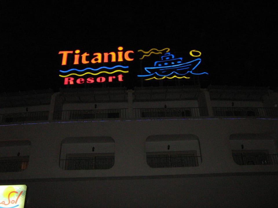 Hotel bei Nacht Titanic Resort & Aqua Park