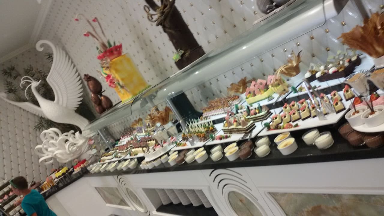 Restaurant Azura Deluxe Resort & Spa Hotel