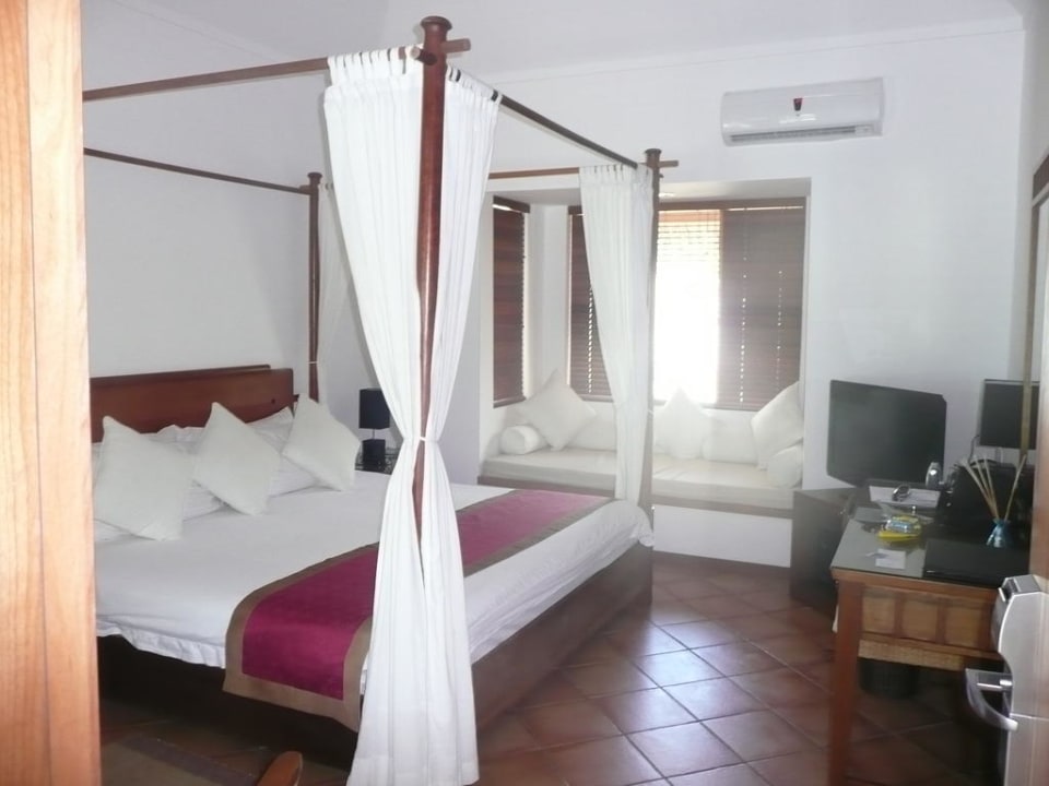 Schlafzimmer Deluxe Beach Bungalow mit Jacuzzi 212 Kuramathi Maldives