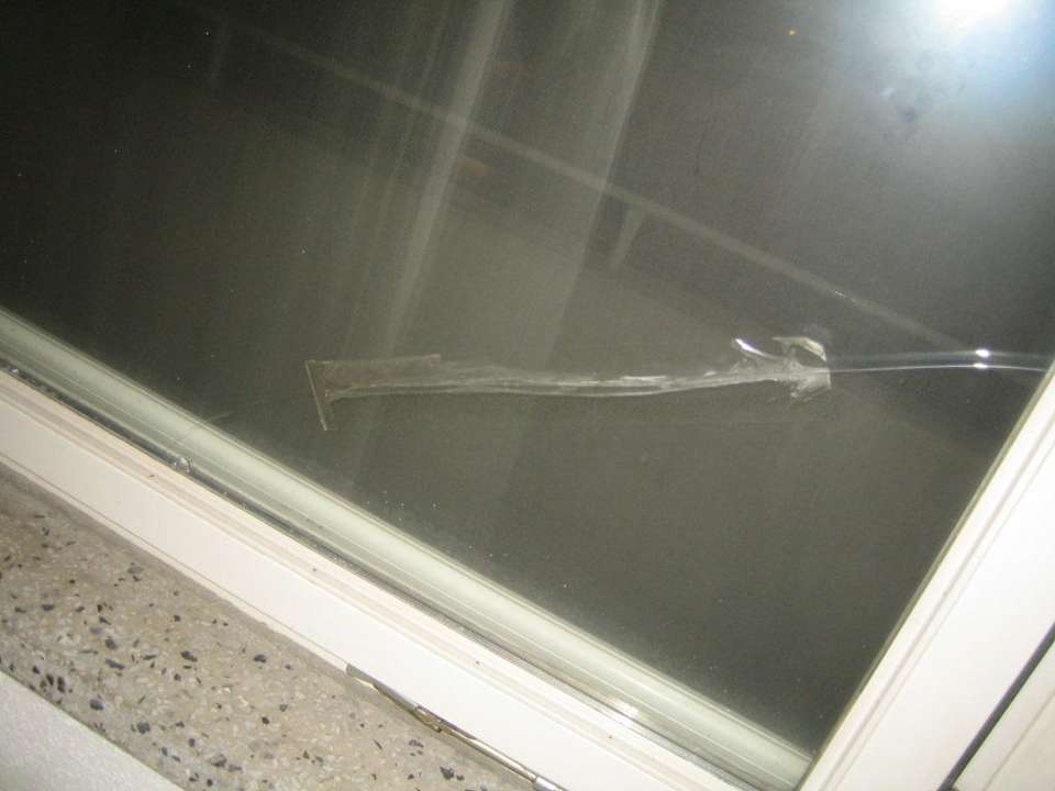 Defektes Fenster / Mit Klebeband zusammen gehalten Hotel Seegarten