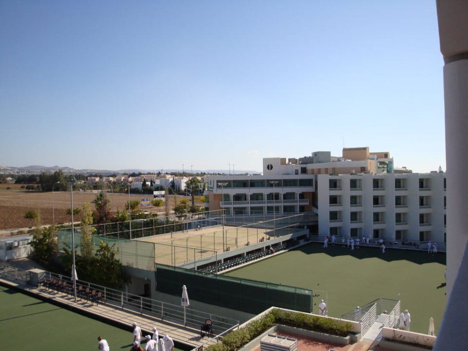 Tennisplatz und Plätze für Bowlsspiel   Constantinou Bros Athena Royal Beach Hotel