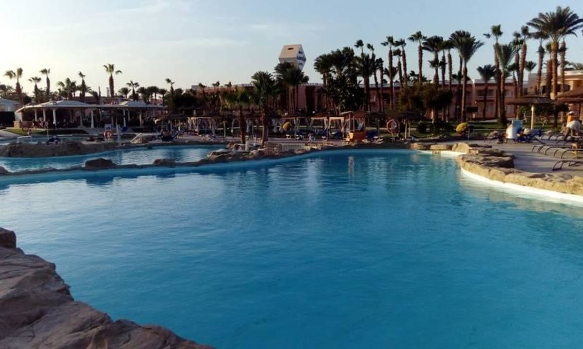 Pool im Garten, 17 Grad Beach Albatros Resort