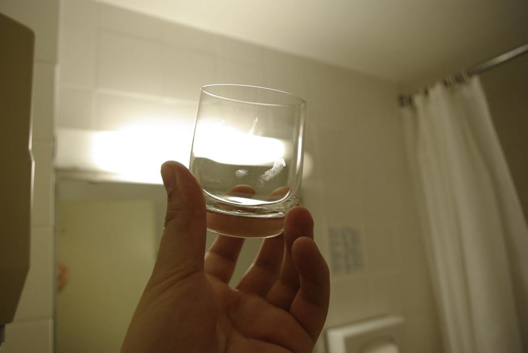Dreckiges Glas im Bad Hotel Excelsior