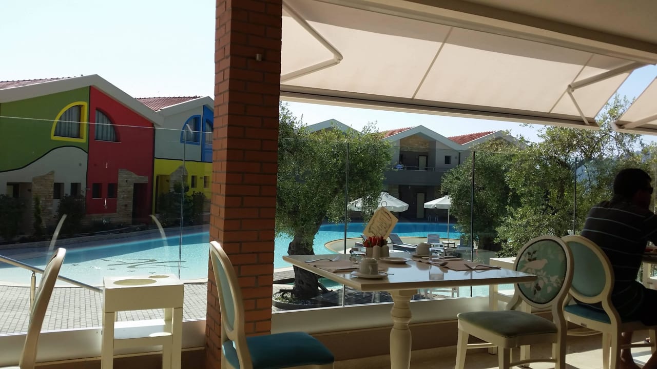 Frühstück auf der Terrasse  Alexandra Golden Boutique - Adults only