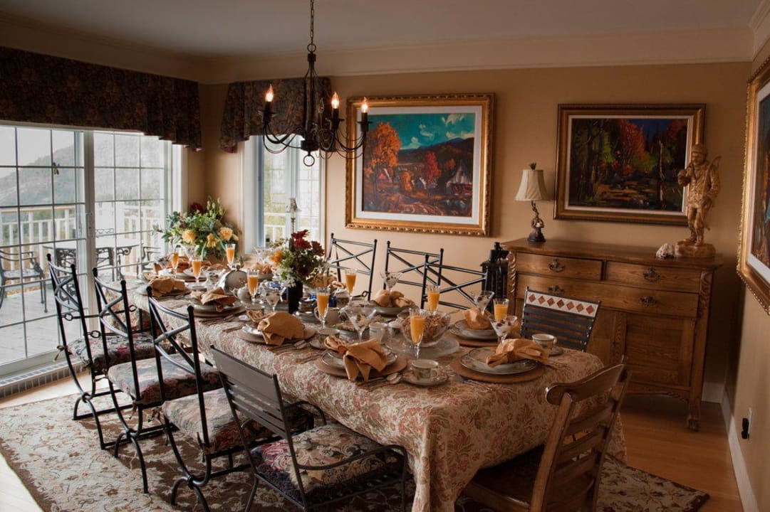 Lecker gedeckter Frühstückstisch B&B La Maison Harvey Lessard