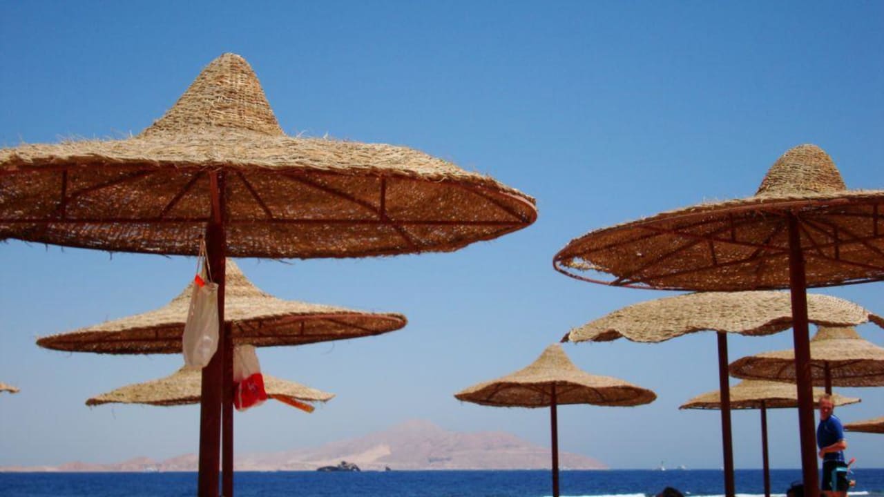 Зонтики Charmillion Club Resort