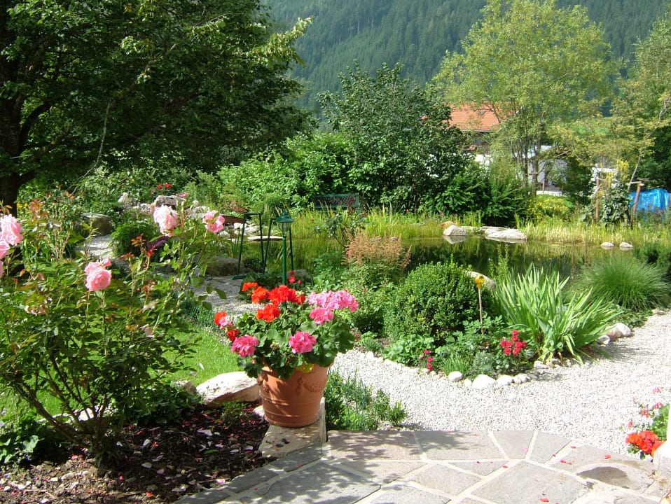 Blick von Terrasse auf Teich und Garten Ferienhaus Mandl Pool Sauna bei Zell am See