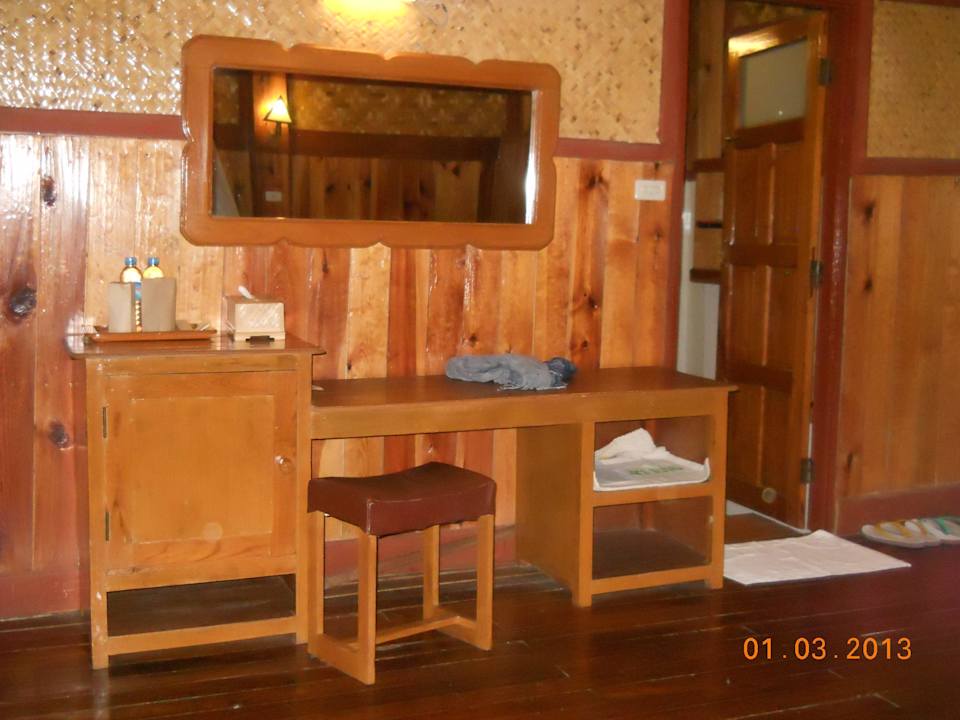 Kleiner Schreibtisch vor dem Bad Hotel Paradise Inle Resort